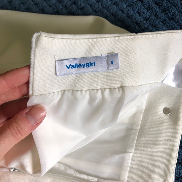 Valleygirl white shorts - Picture 2 of 3